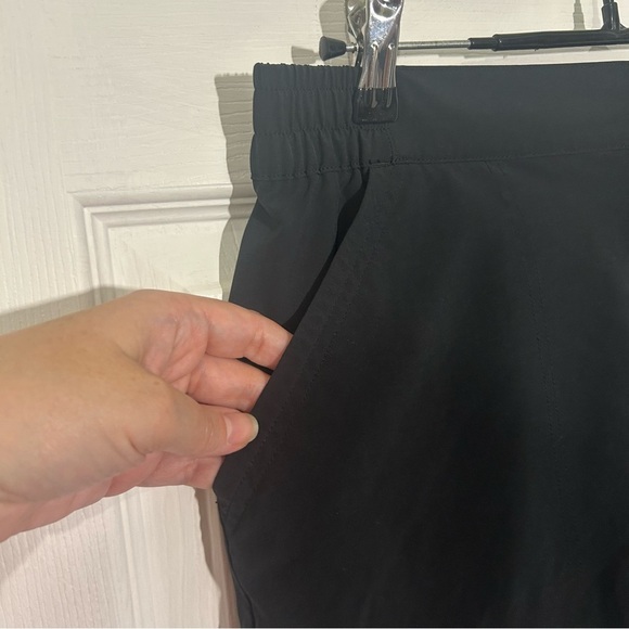 LL Bean Women’s Size 8 Stretch Shorts Black UPF 50+ Outdoor Athletic - Picture 4 of 12